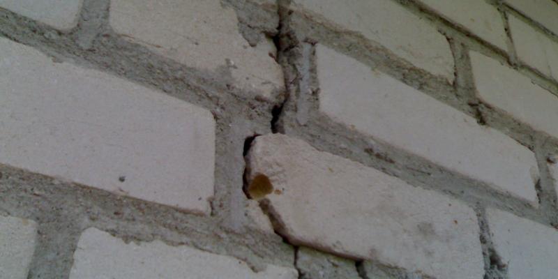 Исправьте по гарантии! Как заставить застройщика устранить дефекты многоквартирного дома