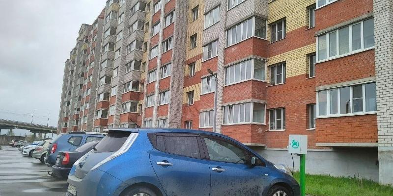 Автомобили припаркованы под окнами многоэтажки, жильцы против: что говорит закон