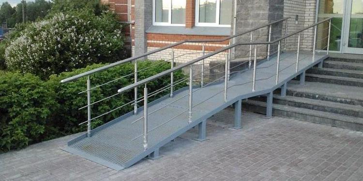 Куда обратиться, чтобы установили пандус, и можно ли сделать это самому?