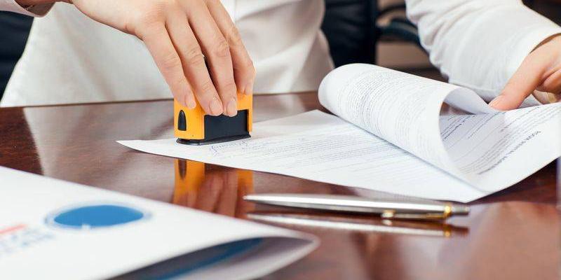 Нотариусы смогут в режиме онлайн регистрировать сделки с квартирами в Росреестре. Интервью с Константином Корсиком