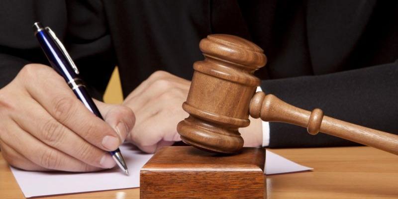 Спустя 13 лет наследница узнала, что недополучила долю отца в квартире, но жилье уже продали: что решил суд