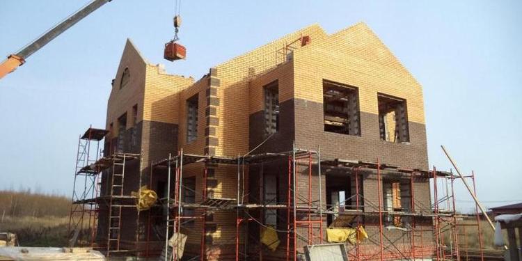 Объем ввода частных домов в РФ по итогам двух месяцев превышает многоквартирное строительство