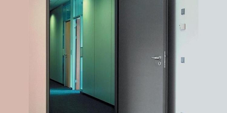 Коммунальщики взялись за тамбурные двери: кого заставят их снести