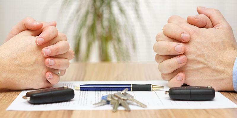 Жена продала квартиру мужу, а после развода потребовала ее обратно: что решил суд