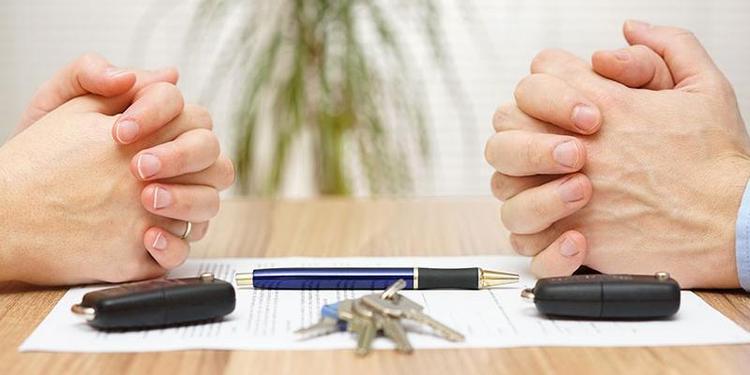 Жена продала квартиру мужу, а после развода потребовала ее обратно: что решил суд