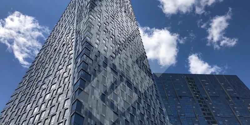 «Открываешь окно и теряешь рассудок» Россияне скупают квартиры в небоскребах, а потом спешно их продают. Что их пугает?