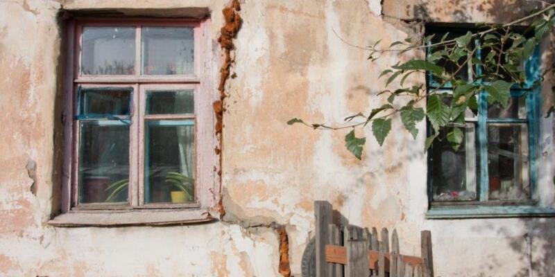 КС постановил обеспечивать малоимущих владельцев непригодного жилья новым в приоритетном порядке