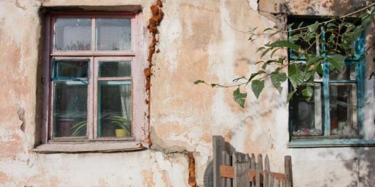 КС постановил обеспечивать малоимущих владельцев непригодного жилья новым в приоритетном порядке