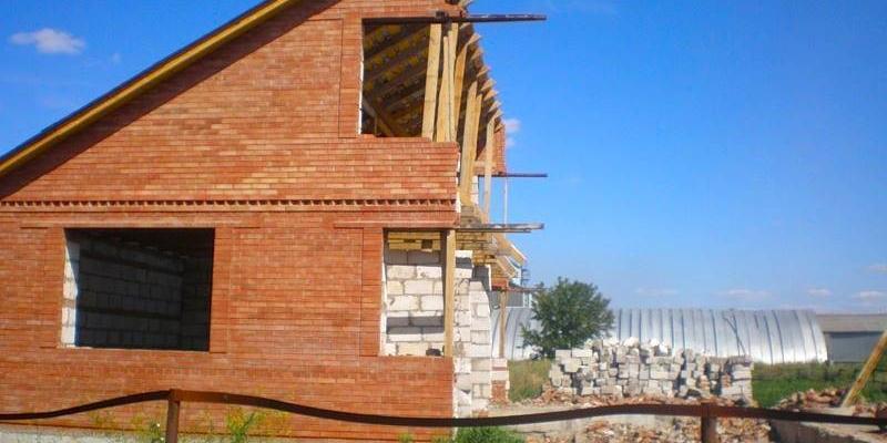 Наследнице пришлось отдать половину дома отца его бывшей жене, хотя после развода прошел 21 год: разбираем решение суда