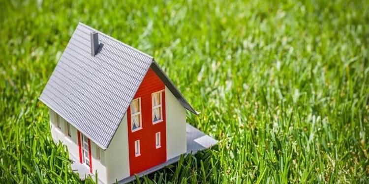 Нотариусы напомнили о рисках, которые подстерегают покупателей земельных участков с постройками