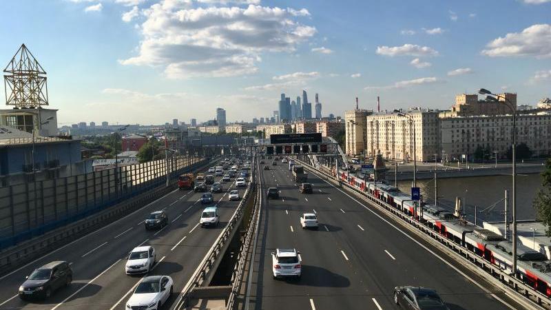 «Развитие по всем направлениям». Победа над пробками, новый транспорт и дома будущего: как меняется Москва?