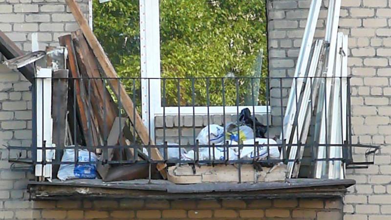 Что грозит собственнику захламленного балкона, рассказали юристы