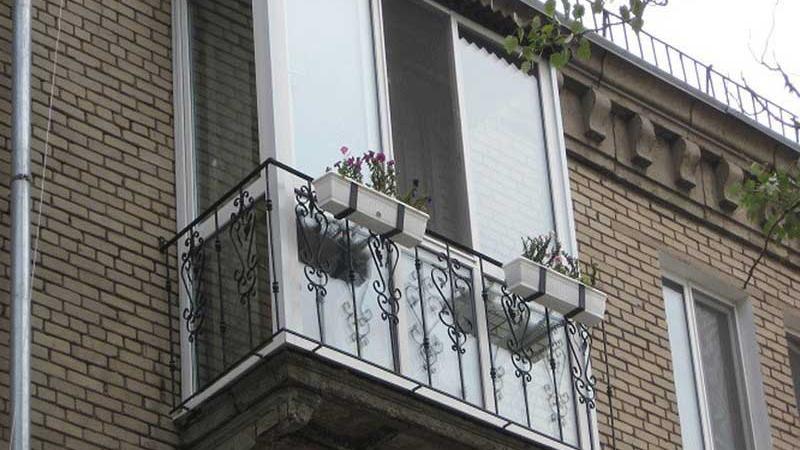 Балкон в квартире застеклен давно, а убрать требуют только сейчас: как решаются такие споры в судах