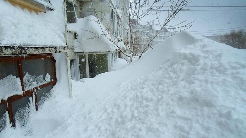 Сугробы во дворе: кто отвечает за уборку снега и куда жаловаться