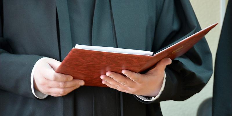 Спустя 2 года мужчина узнал о завещанной квартире, но нотариус отказался признать его наследником: что решил суд