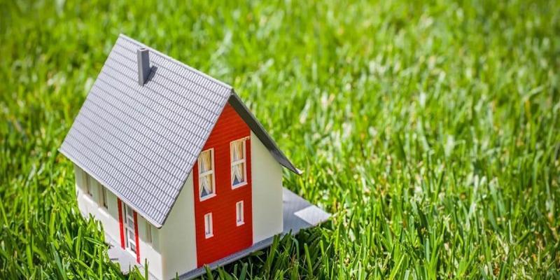 Нотариусы напомнили о рисках, которые подстерегают покупателей земельных участков с постройками